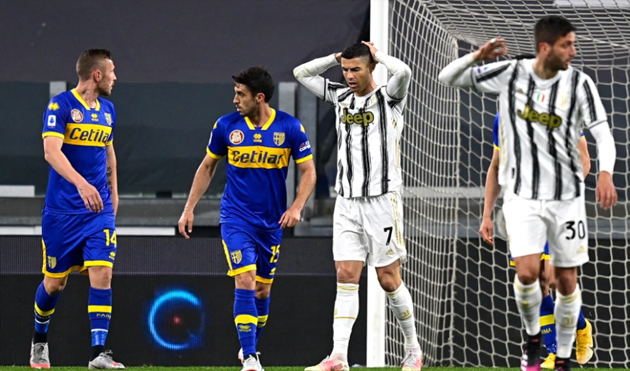 Watch Cristiano Ronaldo duck out the way of free-kick goal - Bóng Đá