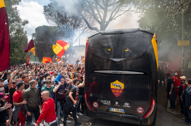 Roma fans line streets to send off team for Man Utd after pinning up ‘disrespectful’ quote from Solskjaer at training - Bóng Đá