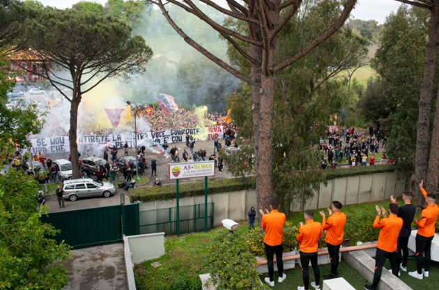 Roma fans line streets to send off team for Man Utd after pinning up ‘disrespectful’ quote from Solskjaer at training - Bóng Đá