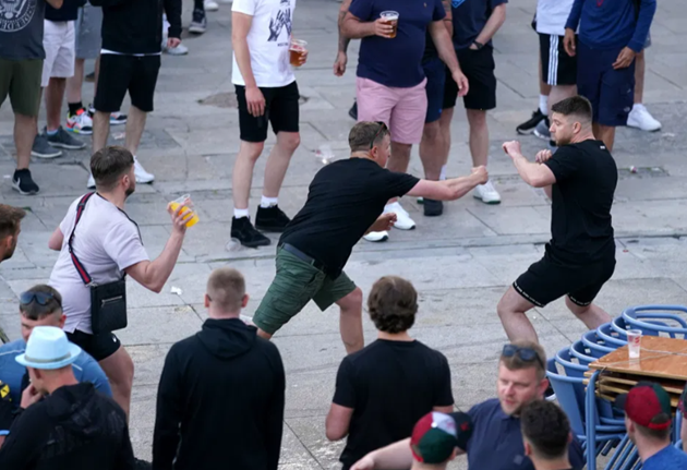  Brawling Chelsea and Man City fans clash in shameful scenes in Porto ahead of Saturday’s Champions League final - Bóng Đá