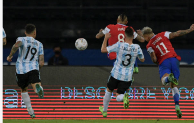 Chile gỡ hòa 1-1.