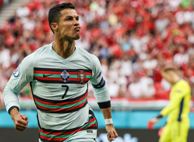 Cristiano Ronaldo fumes at Diogo Jota for not passing in Euro 2020 opener - Bóng Đá