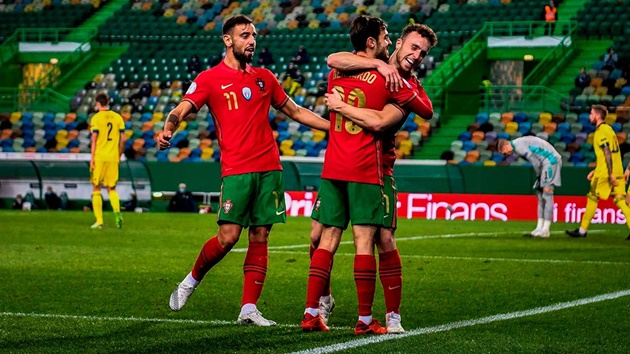 Cristiano Ronaldo fumes at Diogo Jota for not passing in Euro 2020 opener - Bóng Đá
