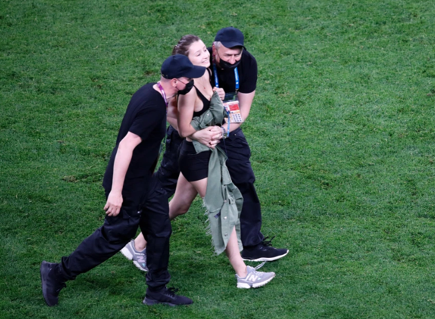 Euro 2020 pitch invader advertises cryptocurrency in skimpy outfit during Belgium’s clash with Finland - Bóng Đá
