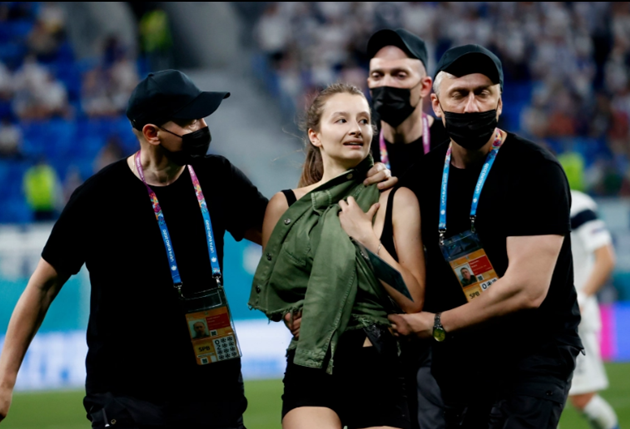 Euro 2020 pitch invader advertises cryptocurrency in skimpy outfit during Belgium’s clash with Finland - Bóng Đá