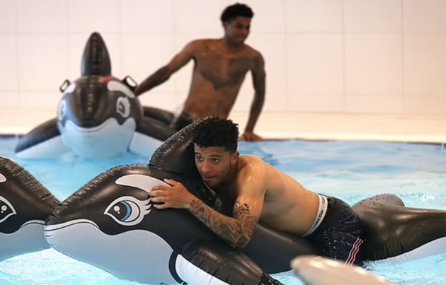 Dàn sao tuyển Anh có tinh thần tốt trước thềm trận đại chiến với Đức ở vòng 1/8 EURO 2020. Tờ Daily Mail đã đăng tải hình ảnh những ngôi sao Tam Sư chơi đùa trong hồ bơi tại Trung tâm huấn luyện St George's Park. Marcus Rashford và Jadon Sancho cưỡi cá voi hình nộm hơi cao su.