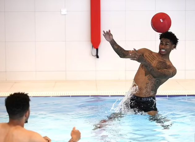 Rashford và Sancho chơi đùa với bóng. Tâm lý thoải mái sẽ góp phần giúp các học trò của HLV Gareth Southgate thi đấu tốt hơn trước tuyển Đức. Dù giành ngôi nhất bảng D, tuy nhiên Tam Sư đã bộc lộ ra nhiều điểm yếu về lối chơi lẫn cách bố trí nhân sự sau 3 lượt trận vòng bảng.