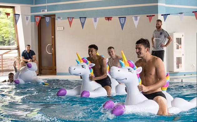 Tuyển Anh từng thu hút sự chú ý của truyền thông khi các ngôi sao thư giãn trong hồ bơi trước các trận đấu tại World Cup 2018. Harry Maguire và Jesse Lingard trông rất thoải mái và vui vẻ.