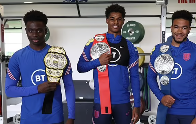 Saka, Rashford và Reece James giành chiến thắng ở cuộc thi nhảy cùng đồng đội, một bài tập trong quá trình huấn luyện của Tam Sư.