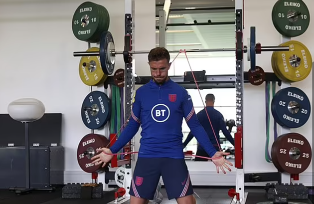 Tiền vệ Jordan Henderson chăm chỉ tập luyện. Ngôi sao đang khoác áo Liverpool chưa có thể trạng tốt nhất tại EURO 2020. Khả năng ra sân của anh ở vóng 1/8 còn bỏ ngỏ.