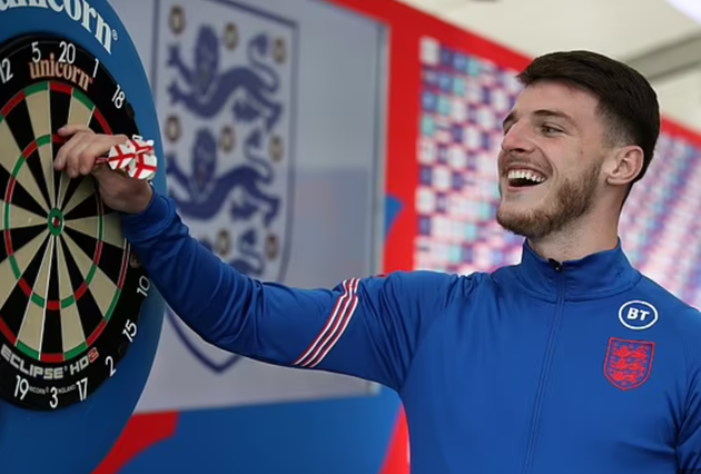 Ngôi sao Declan Rice thi ném phi tiêu.