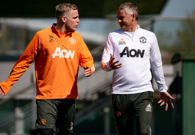 Van De Beek returns to Man Utd pre-season training after Euro 2020 - Bóng Đá