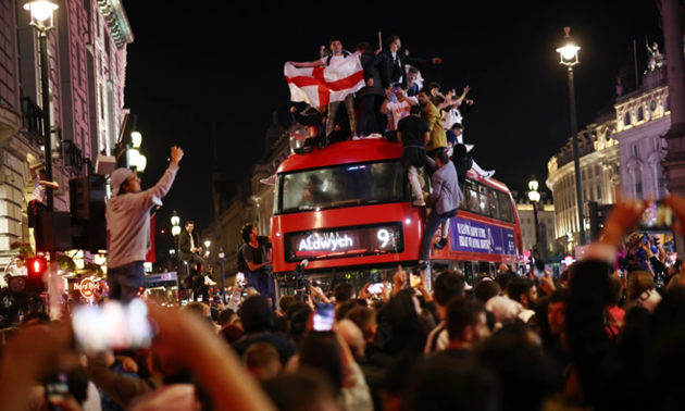 England fans go wild as Three Lions make historic first final in 55 years - Bóng Đá