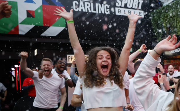 England fans go wild as Three Lions make historic first final in 55 years - Bóng Đá