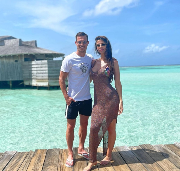 Arsenal star Cedric Soares recharged for pre-season after exotic holiday with stunning wife  - Bóng Đá