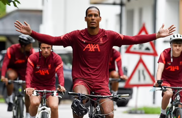 Liverpool stars get their bikes out again at pre-season training camp as Virgil van Dijk, Alex Oxlade-Chamberlain - Bóng Đá