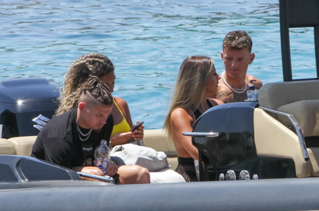 Arsenal-bound Ben White relaxes on yacht with England star Kalvin Phillips on well-earned Mykonos break after Euro 2020 - Bóng Đá