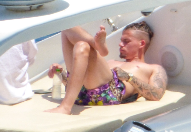 Arsenal-bound Ben White relaxes on yacht with England star Kalvin Phillips on well-earned Mykonos break after Euro 2020 - Bóng Đá