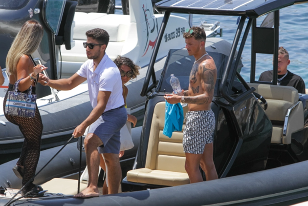 Arsenal-bound Ben White relaxes on yacht with England star Kalvin Phillips on well-earned Mykonos break after Euro 2020 - Bóng Đá