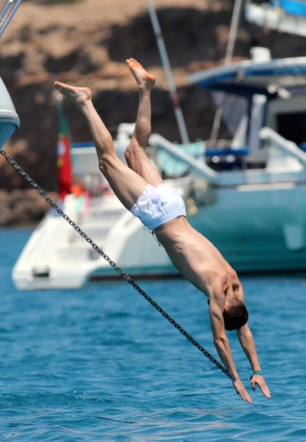 Jorginho pulls girlfriend Catherine Harding into sea as Euro 2020 - Bóng Đá