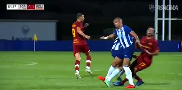 Watch Pepe spark brawl in Porto’s clash with Mourinho’s Roma after clattering into ex-Man Utd and Arsenal ace Mkhitaryan - Bóng đá Việt Nam