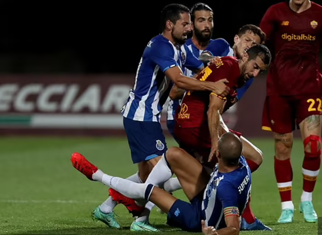 Watch Pepe spark brawl in Porto’s clash with Mourinho’s Roma after clattering into ex-Man Utd and Arsenal ace Mkhitaryan - Bóng đá Việt Nam