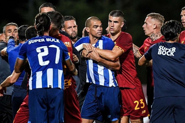 Watch Pepe spark brawl in Porto’s clash with Mourinho’s Roma after clattering into ex-Man Utd and Arsenal ace Mkhitaryan - Bóng Đá