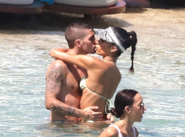 Marco Verratti kisses and cuddles model wife Jessica Aidi  - Bóng Đá