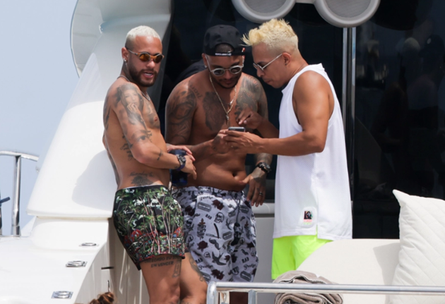 Neymar hugs ex Carol Dantas on boat in Ibiza - Bóng Đá