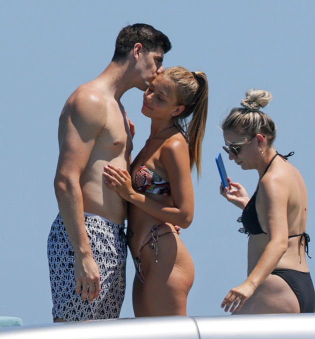 Real Madrid star Thibaut Courtois goes public with stunning model girlfriend Mishel Gerzig - Bóng Đá