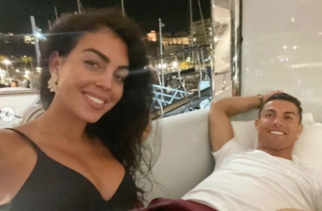 Cristiano Ronaldo’s girlfriend Georgina Rodriguez shows off bikini body in sexy bed - Bóng Đá
