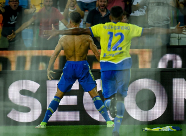 Cristiano Ronaldo rips off shirt and celebrates scoring 90th minute winner for Juventus - Bóng Đá