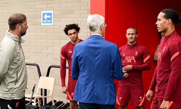 Arsene Wenger is a surprise visitor at Liverpool training as he drops by to present Best FIFA Men's awards - Bóng Đá