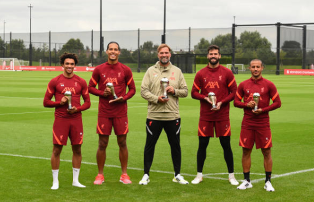 Arsene Wenger is a surprise visitor at Liverpool training as he drops by to present Best FIFA Men's awards - Bóng Đá