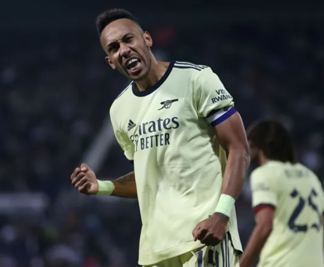 Aubameyang tỏa sáng với cú hattrick.