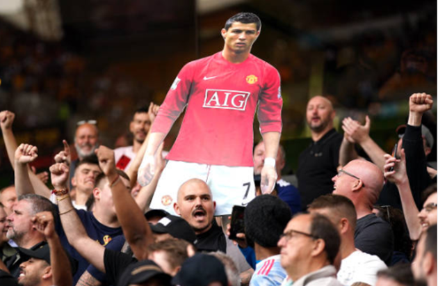 Manchester United release first photos of Cristiano Ronaldo in new home shirt - Bóng Đá