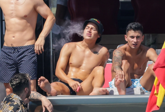 James Rodriguez appears to vape on boat in Ibiza - Bóng Đá