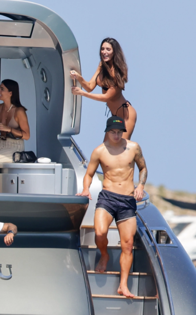 James Rodriguez appears to vape on boat in Ibiza - Bóng Đá