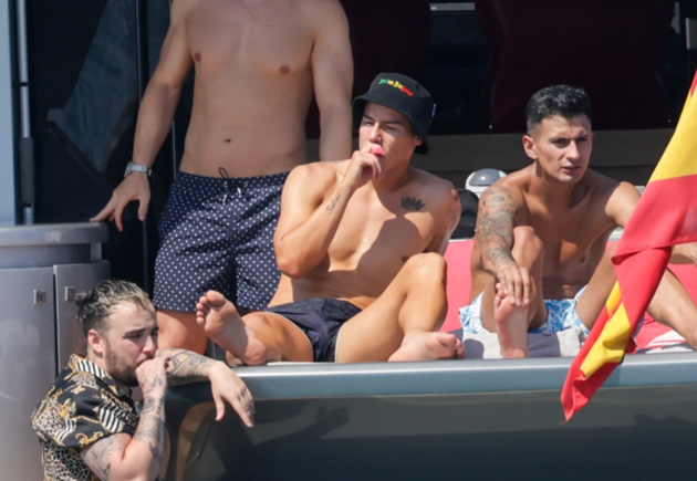 James Rodriguez appears to vape on boat in Ibiza - Bóng Đá