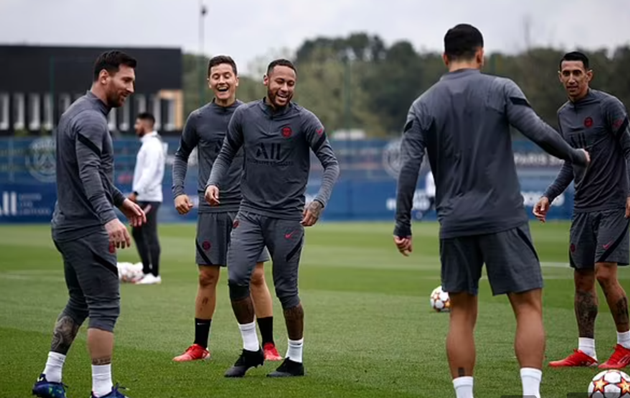 Lionel Messi shakes off knee injury as he returns to PSG training - Bóng Đá