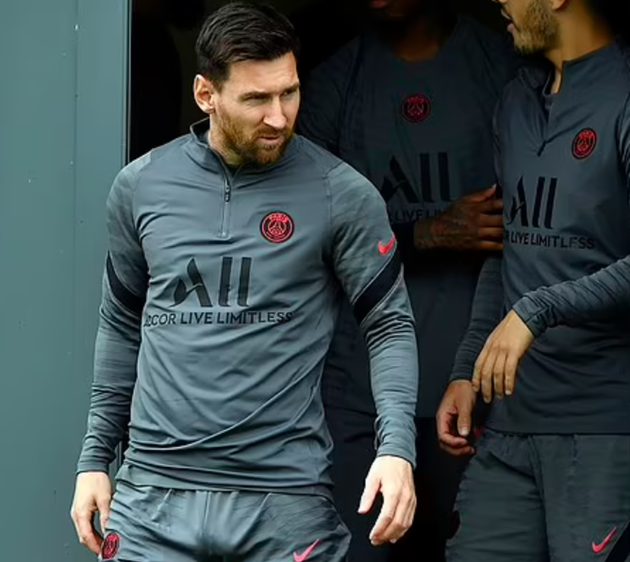 Lionel Messi shakes off knee injury as he returns to PSG training - Bóng Đá