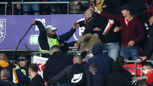 Hungary fans clash with police after 'racially aggravated' offence during England match at Wembley - Bóng Đá