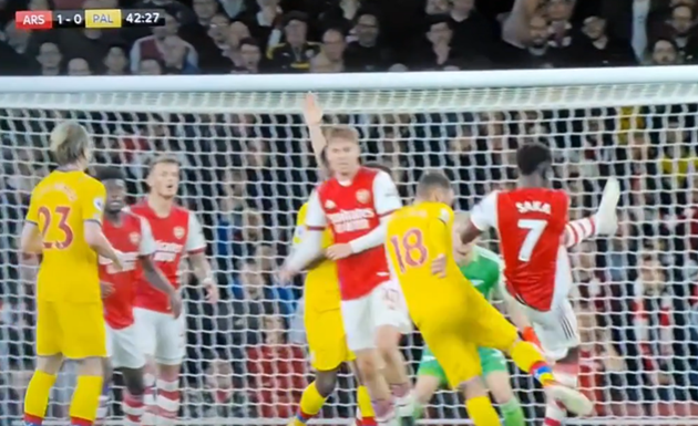 Arsenal injury blow as Bukayo Saka hobbles off after shocking McArthur ‘MMA kick’ - Bóng Đá
