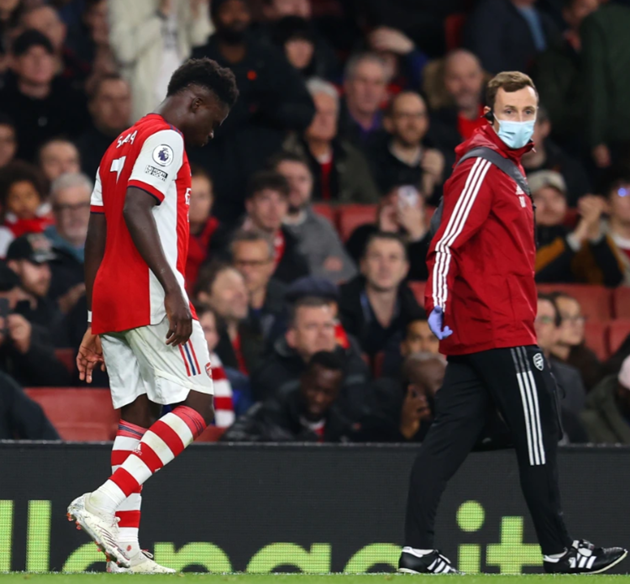 Arsenal injury blow as Bukayo Saka hobbles off after shocking McArthur ‘MMA kick’ - Bóng Đá