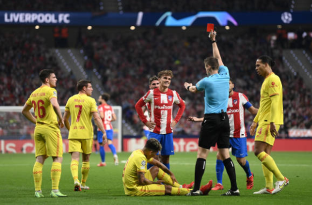 Griezmann nhận thẻ đỏ trực tiếp từ trọng tài chính.