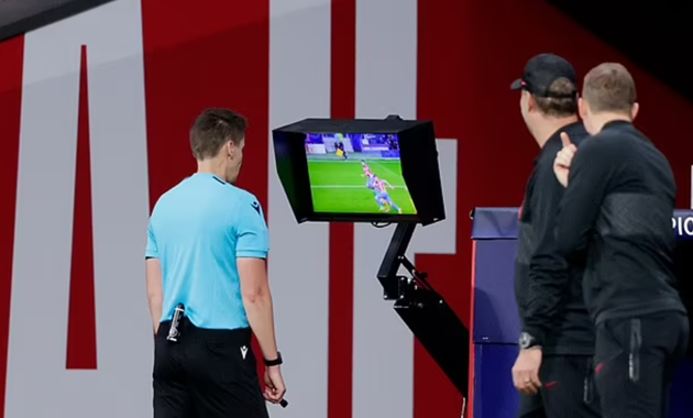 For the referee to overturn it is a brave decision': Peter Crouch praises match official - Bóng Đá