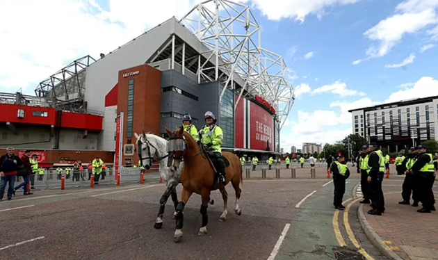Police forces to be ramped up at Old Trafford and hotel and team bus security to be tightened ahead of Man United  - Bóng Đá