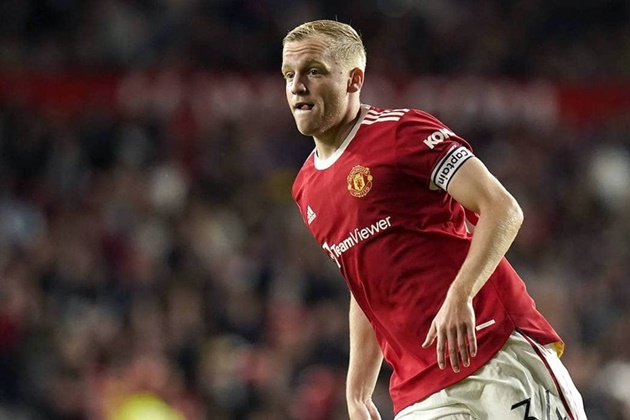Donny van de Beek's Man United team-mates urged him to hire a new agent to strengthen his attempt a move away from MU - Bóng Đá