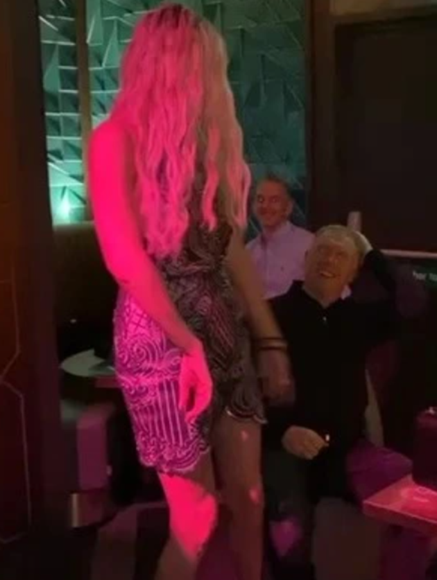 Man Utd legend Paul Scholes gets touchy-feely with a very public lap dance - Bóng Đá