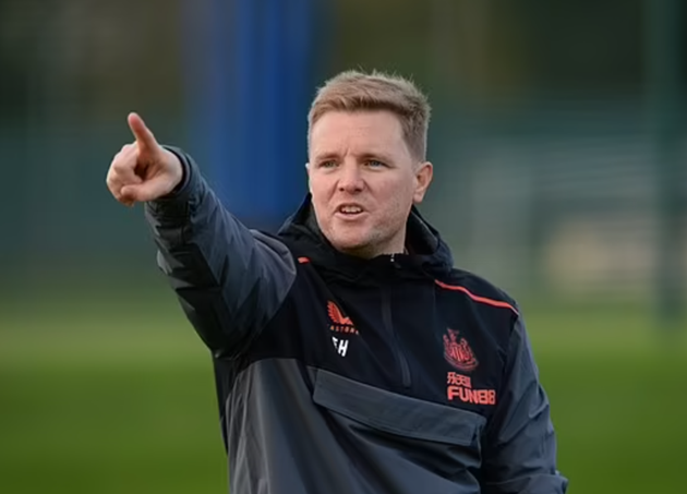 Eddie Howe takes charge of his first training session at Newcastle after arriving at 7am - Bóng Đá